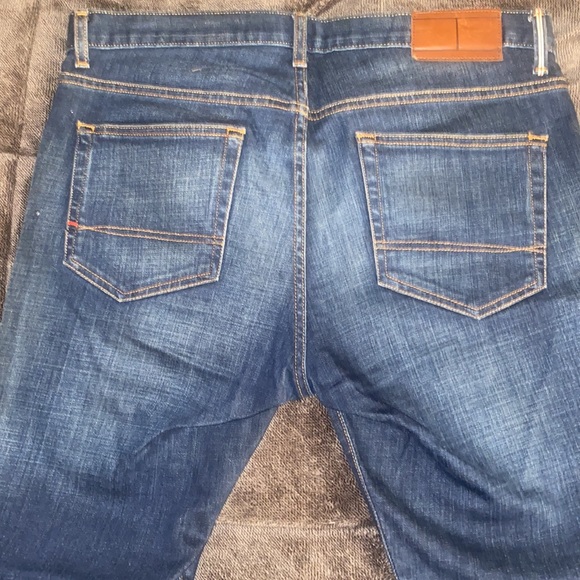 NEW TOMMY HILFIGER STONE WASHED DENIM JEANS. 34x32 - Picture 3 of 4